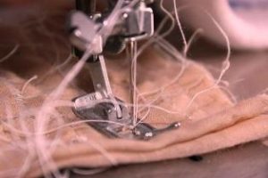 Швейная машинка жуёт ткань и путет нитку